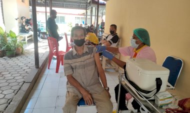Bentuk-Imunitas-Tubuh,-Puluhan-Masyarakat-Jalani-Vaksin-Covid-19-di-RS-Bhayangkara-Kupang