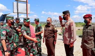 Tiba-di-Kupang,-Kasad-Jenderal-TNI-Dudung-Abdurachman-Disambut-Wakapolda-NTT-bersama-Forkopimda