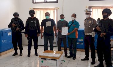 Personel-Gabungan-Polda-NTT-Lakukan-Pengamanan-dan-Pengawalan-Kedatangan-150-Vial-Vaksin-Moderna