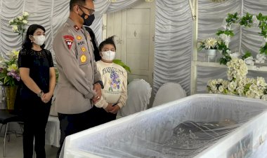 Turut-Berdukacita,-Wakapolda-NTT-Melayat-ke-Rumah-Duka-Almarhum-Kombes-Pol.-Yudi-A.B.-Sinlaeloe,-S.I.K.