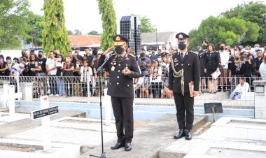 Kapolda-NTT-Pimpin-Upacara-Pemakaman-Almarhum-Kombes-Pol-Yudi-A.B.-Sinlaeloe,-S.I.K