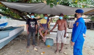 Kunjungi-Wilayah-Pesisir-Flotim,-Personel-Ditpolairud-Polda-NTT-Imbau-Warga-Bersama-Jaga-Kamtibmas