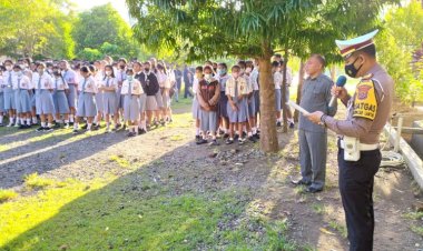 Songsong-Hari-Bhayangkara-ke-76,-Polres-Lembata-Beri-Penyuluhan-Kamseltibcarlantas-Kepada-Para-Pelajar