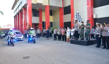 Sambut-Hari-Bhayangkara-ke-76,-Wakapolda-NTT-Lepas-Penyaluran-Bansos-Kepada-Masyarakat