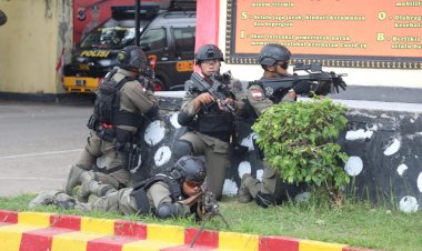 Tingkatkan-Kemampuan,-Personel-Satbrimobda-NTT-Gelar-Latihan-Perang-Kota-dan-Menembak