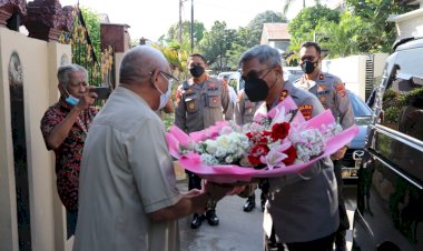 Songsong-Hari-Bhayangkara-ke-76,-Kapolda-NTT-Anjangsana-ke-Rumah-Irjen-Pol.-(Purn)-Drs.-Y.-Jacki-Uly