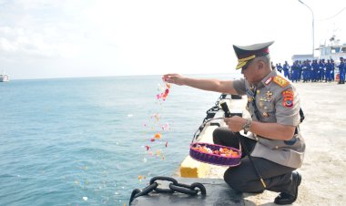 Mengenang-Jasa-Para-Pahlawan,-Kapolda-NTT-Pimpin-Upacara-Tabur-Bunga-di-Laut