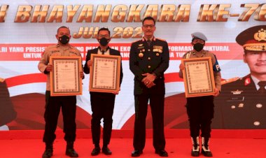 Sebanyak-62-Anggota-Polri-Terima-Penghargaan-dari-Kapolda-NTT-di-Puncak-Peringatan-Hari-Bhayangkara-ke-76