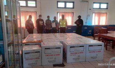 Pendistribusian-20-Koli-Vaksin-Covid-19-Dari-Pemerintah-Pusat-di-Kawal-Ketat-Oleh-Personel-Gabungan-Polda-NTT