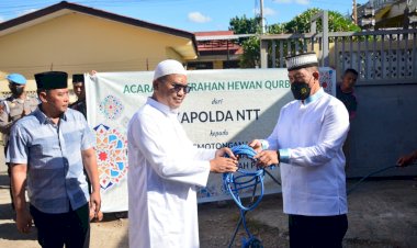 Sambut-Perayaan-Idul-Adha-1443-Hijriah,-Polda-NTT-Beri-Sumbangan-Hewan-Kurban-di-Dua-Mesjid