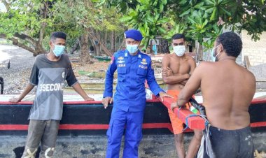 Waspadai-Cuaca-Buruk,-Personel-Ditpolairud-Polda-NTT-Imbau-Keselamatan-Berlayar-Kepada-Warga-Pesisir-Flotim