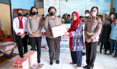 Sambut-Hari-Jadi-ke-74,-Polwan-Polda-NTT-Beri-Bantuan-Sosial-Kepada-Anak-Anak-Panti-Asuhan