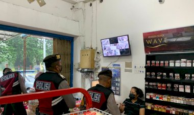 Patroli-Dialogis,-Personel-Ditsamapta-Polda-NTT-Beri-Imbauan-Kamtibmas-Kepada-Para-Pemilik-Toko