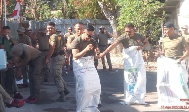 Peringati-HUT-RI-Ke-77,-Ratusan-Anggota-Brimob-Polda-NTT-Gelar-Aneka-Perlombaan