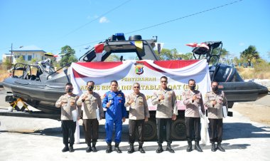 Dukung-Tugas-Kepolisian-di-Wilayah-Perairan,-Kapolda-NTT-Serahkan-Kapal-RIB-For-Intercept-And-Equipment-Untuk-Empat-Polres-Jajaran