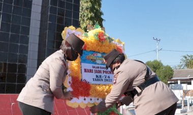 Sambut-Hari-Jadi-ke-74,-Ratusan-Polwan-Polda-NTT-Ziarah-dan-Tabur-Bunga-di-TMP-Dharmaloka