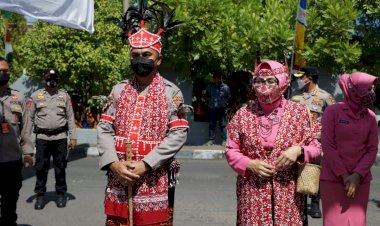 Kunjungan-Perdana-ke-Polres-Alor,-Kapolda-NTT-dan-Ketua-Bhayangkari-Darerah-Disematkan-Seperangkat-Pakaian-Adat-Khas-Alor