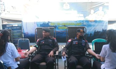 Partisipasi-Dalam-Rangka-HUT-TNI-AL-ke-77,-Anggota-Satbrimob-Polda-NTT-Ikut-Donor-Darah-di-Lantamal-VII-Kupang