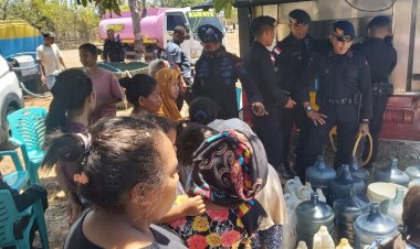 Bantuan-Air-Bersih-dari-Satbrimob-Polda-NTT-Disambut-Antusias-Warga-Desa-Tanah-Merah