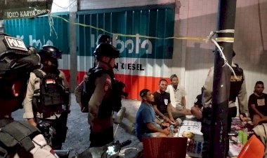 Patroli-Harkamtibmas,-Anggota-Ditsamapta-Polda-NTT-Bubarkan-Aksi-Miras-Sejumlah-Pemuda-di-Kota-Kupang