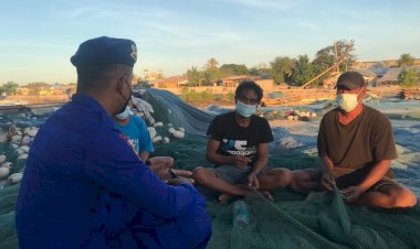 Jaga-Situasi-Aman-di-Daerah-Pesisir,-Personel-Ditpolairud-Polda-NTT-Beri-Imbau-Humanis-kepada-Nelayan-Sumba-Timur