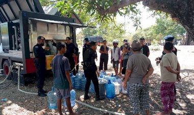 Warga-Desa-Bolok-Kekurangan-Air-Bersih,-Anggota-Brimob-Polda-NTT-Distribusi-Air-Siap-Konsumsi