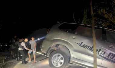 Patroli-Harkamtibmas,-Anggota-Ditsamapta-Polda-NTT-Bantu-Evakuasi-Mobil-Terbalik