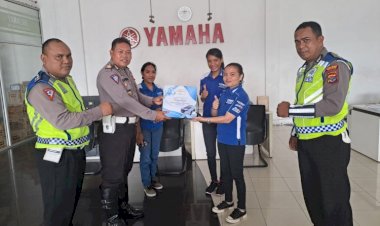 Sambut-HUT-Polantas,-Satlantas-Polres-Ende-Bagi-Souvenir-Kepada-Pegawai-Dealer-di-Ende