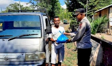 Peduli-Dampak-Kenaikan-BBM,-Polsek-Titehena-Berikan-Bansos-ke-Sopir-Angkutan