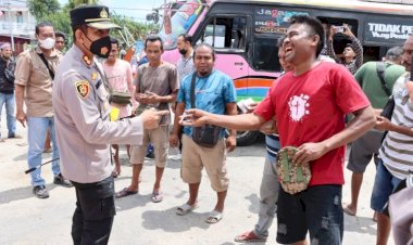 Kapolres-Sumba-Timur-Bagi-Sembako-Kepada-Pengemudi-Bus-dan-Tukang-Ojek,-Ada-juga--yang-Dapat-SIM-Gratis