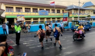 Ciptakan-Kamseltibcar-lantas-dan-Antisipasi-Kemacetan,-Satlantas-Polres-Ende-Gelar-Pengaturan-Rutin-di-Setiap-Sekolah