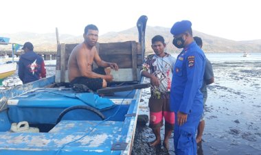 Patroli-Kamtibmas-di-Wilayah-Pesisir-Flotim,-Personel-Ditpolairud-Polda-NTT-Ingatkan-Warga-Waspadai-Cuaca-Buruk-Saat-Berlayar