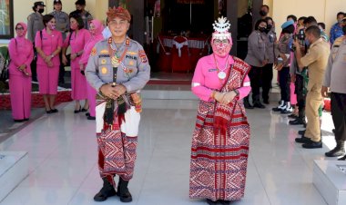 Tiba-di-Polres-Kupang,-Kapolda-Bersama-Ketua-Bhayangkari-Daerah-NTT-Disematkan-Seperangkat-Pakaian-Adat-Amarasi