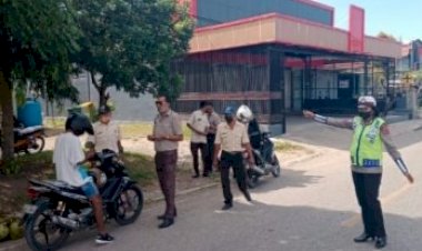 Tilang-di-Depan-Swalayan-KCS,-Lantas-Polres-TTU-Kedepankan-3S
