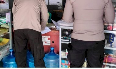 Anggota-Polres-TTU-Pantau-Minyak-Goreng-Curah-di-Pengecer