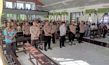 Tragedi-di-Stadion-Kanjuruhan-Malang,-Polres-Ende-Bersama-Umat-Kristiani-Doa-Bersama-di-Sejumlah-Gereja