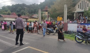 Polsek--Pastikan-Pelaksanaan-Misa-Pagi-di-Gereja-Berjalan-Aman,-Polsek-Wolowaru-Turunkan-Personil