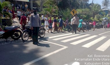 Pastikan-Pelaksanaan-Misa-Minggu-Pagi-di-Gereja-Berjalan-Aman,-Personil-Polres-Ende-dan-Polsek-Jajaran-Lakukan-Pengamanan