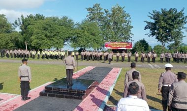 Jelang-Purna-Tugas,-Waka-Polres-Ende-Dapat-Kenaikan-Pangkat-Pengabdian