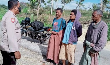 Turun-ke-desa-Pantauan,-AIPDA-Fransisco-Pareira-Pinta-Warga-Tetap-Patuhi-Prokes-Saat-Beraktivitas