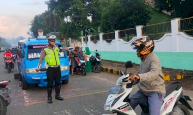 Ciptakan-Kamseltibcarlantas,-Sat-Lantas-Polres-Ende-Rutin-Melaksanakan-Gatur-Pagi