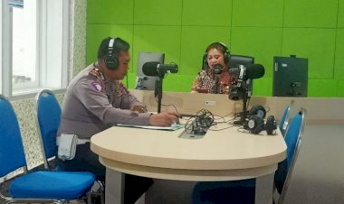 Sebagai-Narasumber-Dalam-Acara-Dialog-Interaktif-Sigap-Polri-di-Studio-RRI-Ende,-Kasat-Lantas-Himbau-Patuhi-Peraturan-lalu-Lintas