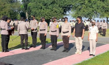 Apel-Jam-Pimpinan,-Kapolres-Ende-Berikan-Penghargaan-Kepada-Anggota-dan-ASN-Terbaik