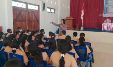 Dapat-Edukasi-dari-Personel-Sat-Binmas-Polres-Belu,Pelajar-SMPK-St.-Don-Bosco-Komitmen-Jauhi-Kenakalan-Remaja