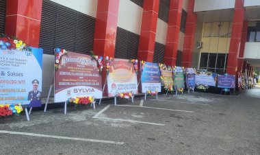 Ratusan-Karangan-Bunga-Ucapan-Selamat-Hiasi-Halaman-Mapolda-NTT