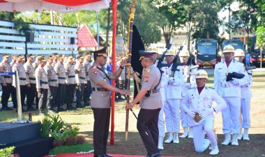 Pergantian-Kapolda-NTT-Ditandai-dengan-Upacara--Penyerahan-Pataka-Catya-Turangga-Wira-Sakti