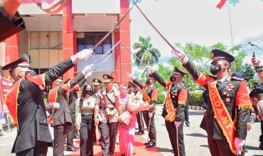 Tradisi-Pedang-Pora-Warnai-Pelepasan-Irjen-Pol-Drs.-Setyo-Budiyanto