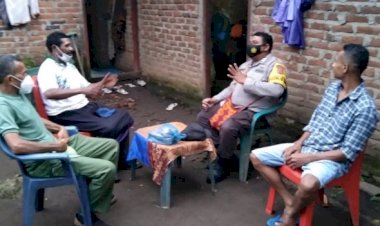 Sambangi-Warga-Bhabinkamtibmas-Minta-Warga-Berikan-Dukungan-Percepatan-Vaksinasi.