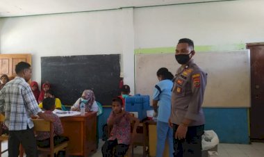 Ops-Aman-Nusa-II,-Personel-Pospol-Wulandoni-Lakukan-Pengamanan-Vaksinasi-Anak-Merdeka