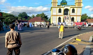 Ciptakan-Rasa-Aman,-Polres-Ende-Dan-Polsek-Jajaran-Melaksanakan-Pengamanan-Sholat-ID-1443-H